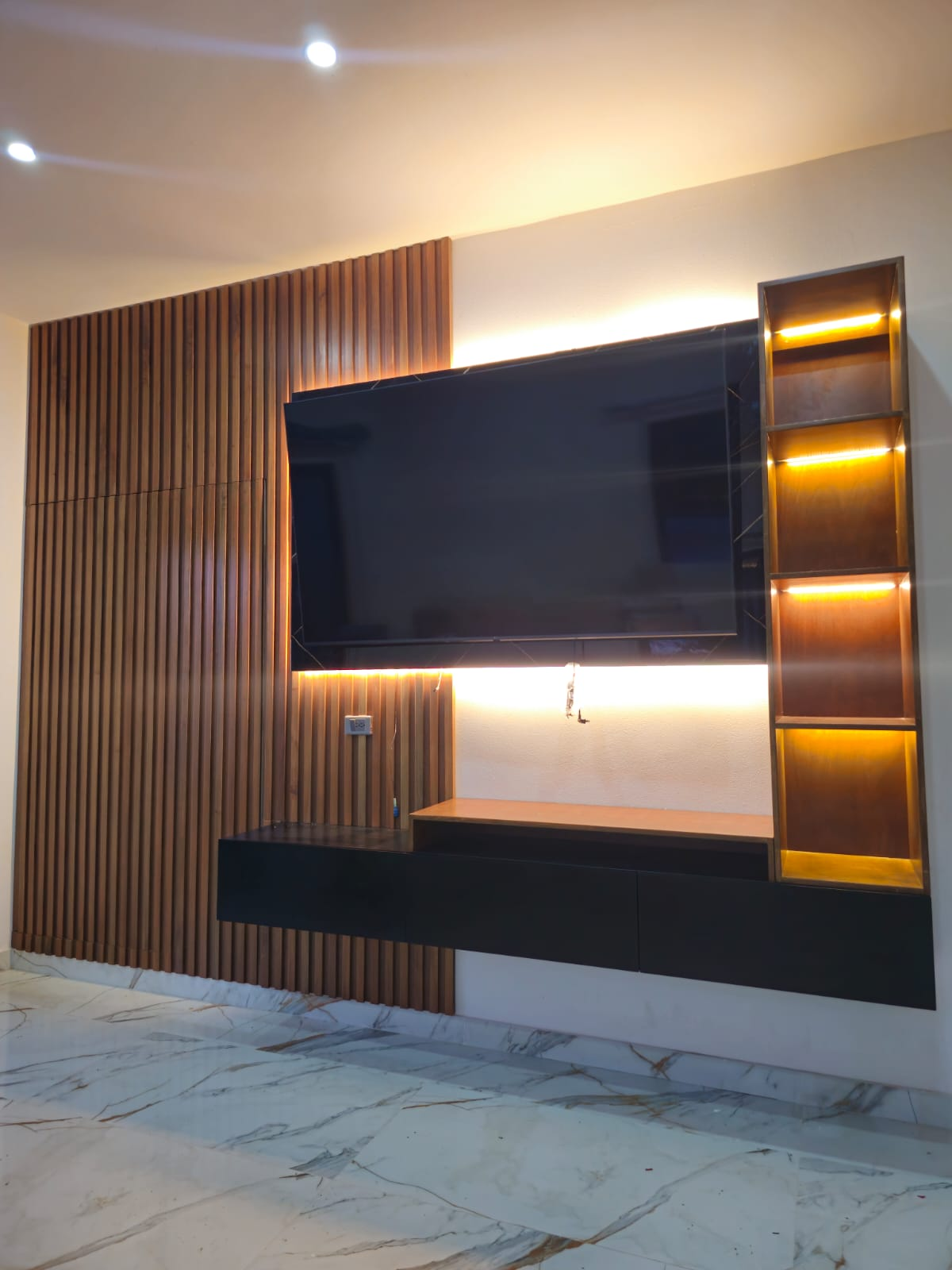 Casa Aldama — Mueble de TV en caobilla con lambrín de cedro y luz LED