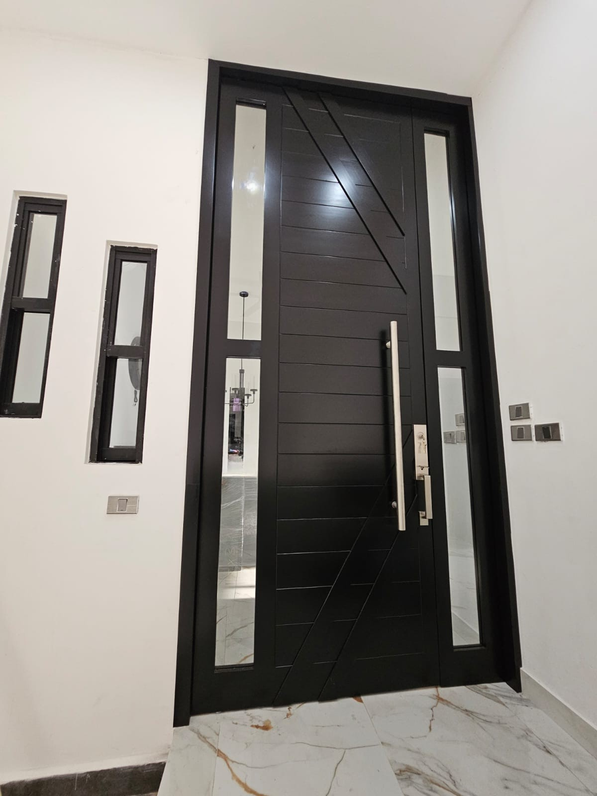 Casa Aldama — Set de recámara en madera listonada de parota con 4 cajones laterales y luces LED indirecta